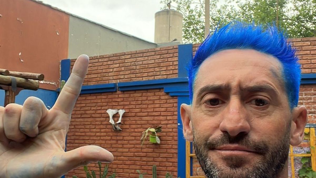 Maximiliano Gagliardo cumplió con su promesa y se tiñó el pelo de azul.