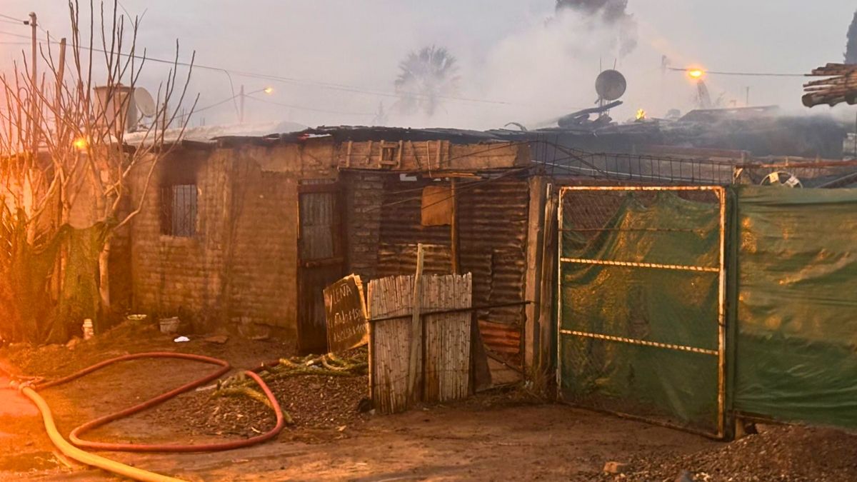 El incendio ocurrió en el barrio Grilli Sur, en Guaymallén. Foto: Matías Pascualetti. El incendio ocurrió en el barrio Grilli Sur, en Guaymallén. Foto: Matías Pascualetti.