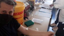 Quién es el primer argentino que recibió la vacuna de Oxford contra el coronavirus