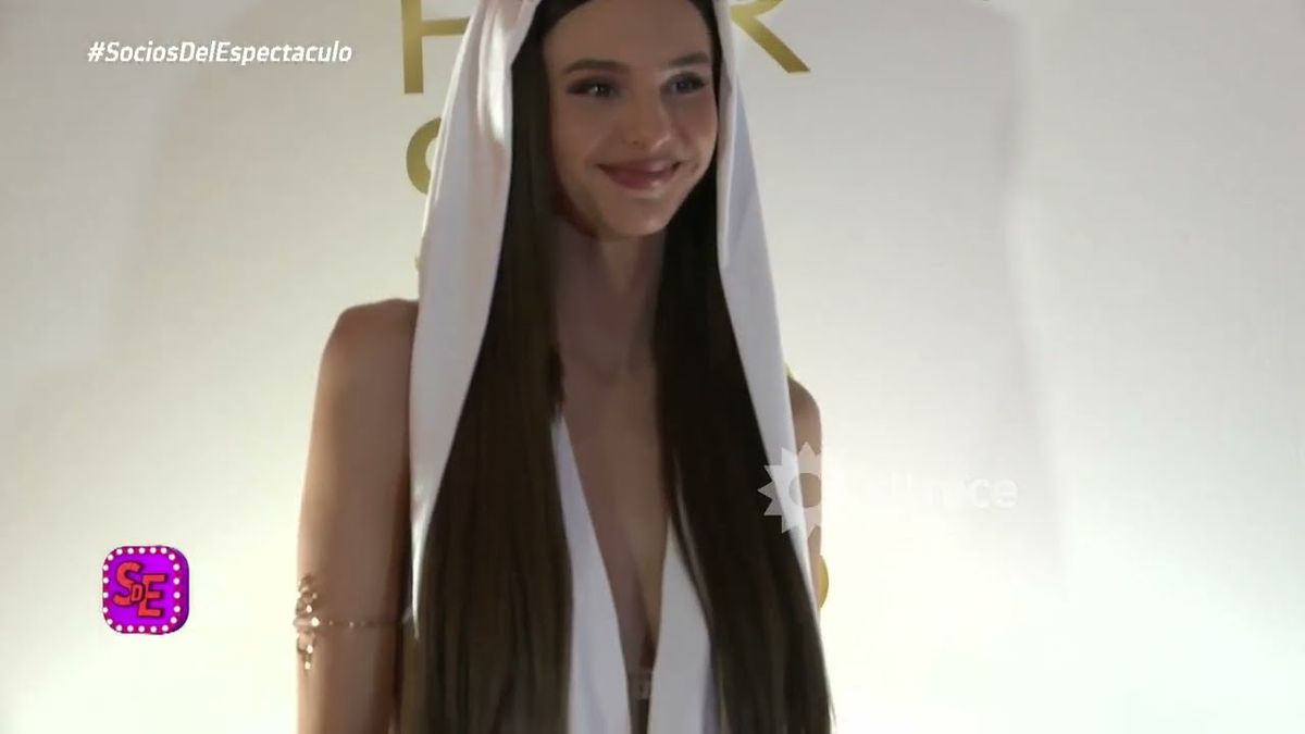 &nbsp;Dejando ver su culotte, Juanita Tinelli lleva los recortes más audaces y causa impacto