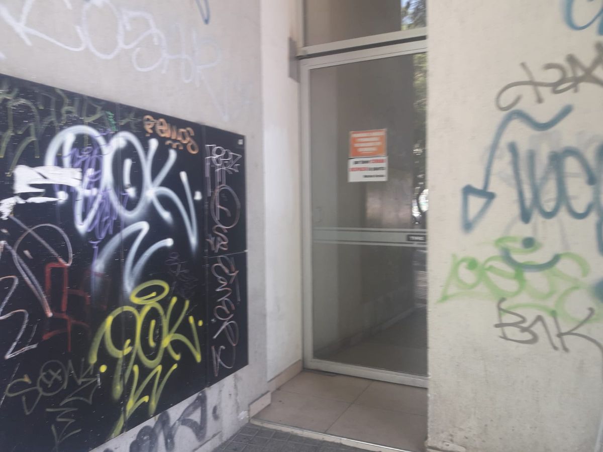 Vandalismo en la entrada a un edificio de departamentos en calle Pedro Molina casi Patricias.