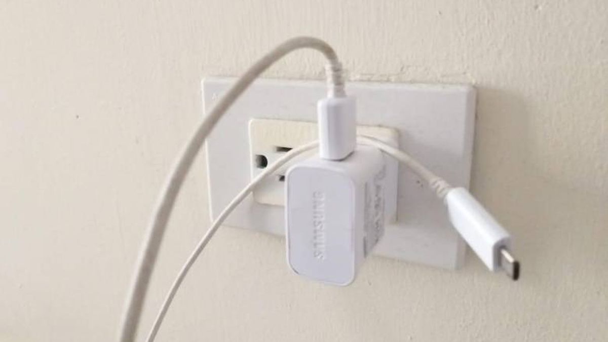Los cargadores de celulares no deben quedar enchufados sin el dispositivo cargando. Los cargadores de celulares no deben quedar enchufados sin el dispositivo cargando.