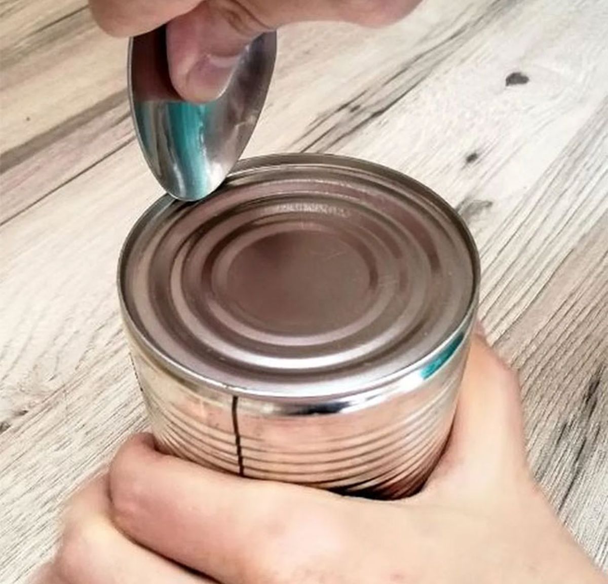 Es muy bueno el truco de abrir la lata sin usar abrelatas. Es muy bueno el truco de abrir la lata sin usar abrelatas.