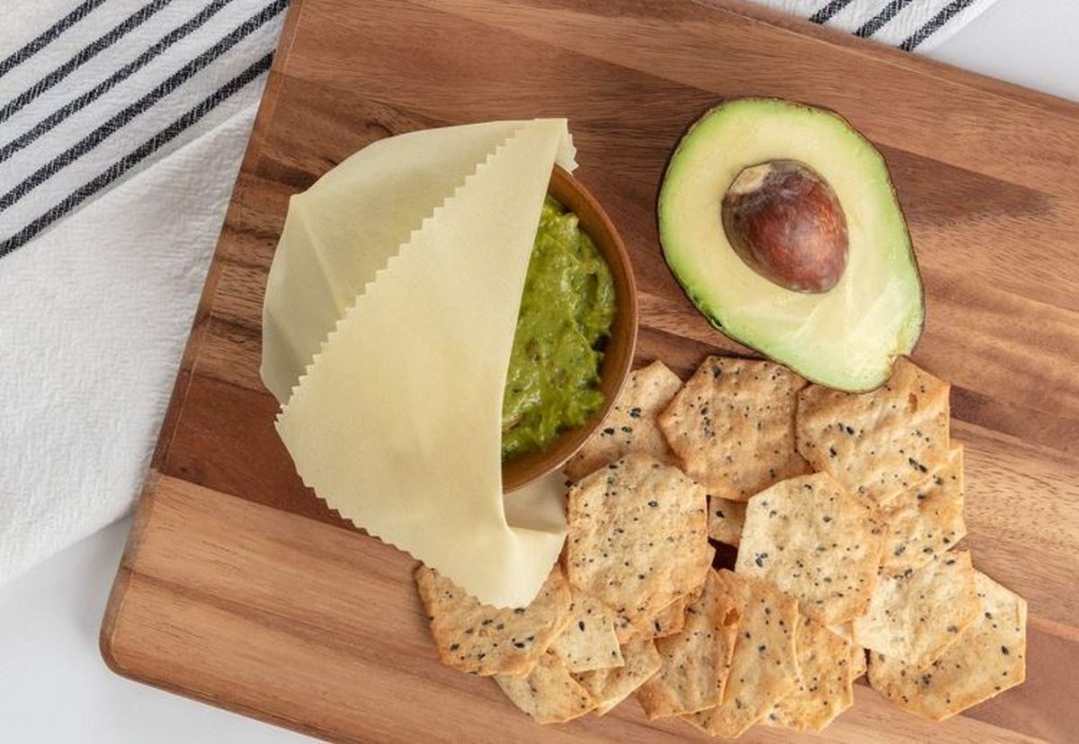 Estos envoltorios cumplen la misma función que el film, conservando tus comidas por más tiempo, son elaborados con tela 100% algodón, impregnado con cera de abejas, resina de pino y aceite de coco. Son reutilizables, lavables y te van a solucionar la vida en la cocina.