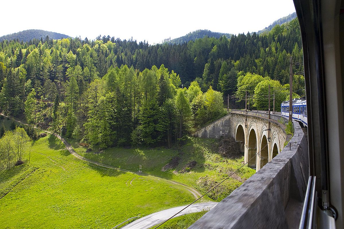Esta línea de tren atraviesa bosques y montañas. Imagen: UNESCO. Esta línea de tren atraviesa bosques y montañas. Imagen: UNESCO.