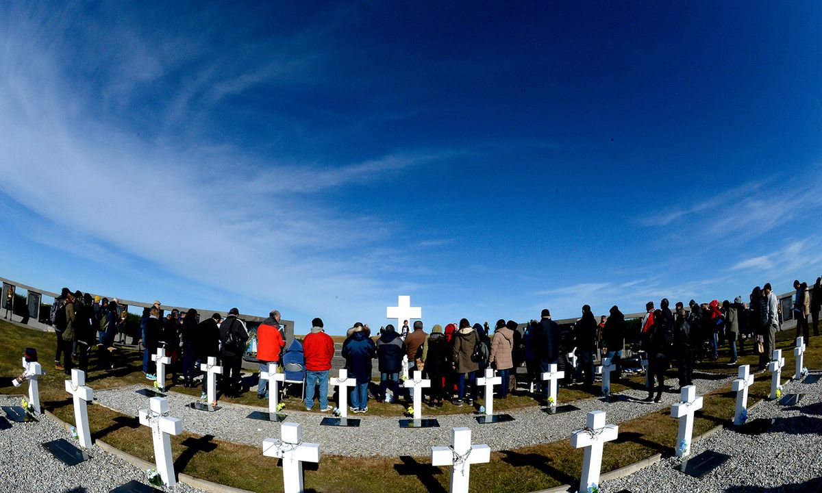 Los familiares viajaron a Malvinas en marzo de 2018 para reconocer la tumba de sus seres queridos.