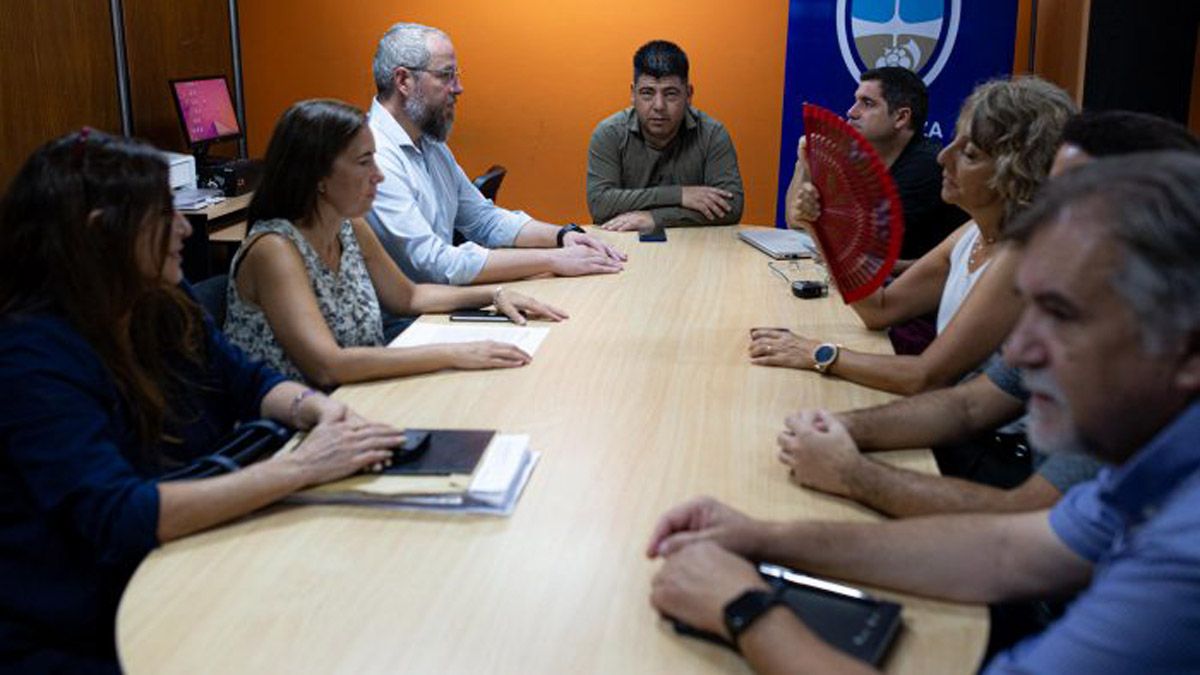 Los paritarios del Gobierno y los dirigentes de AMPROS, encabezados por Claudia Iturbe. Los paritarios del Gobierno y los dirigentes de AMPROS, encabezados por Claudia Iturbe.