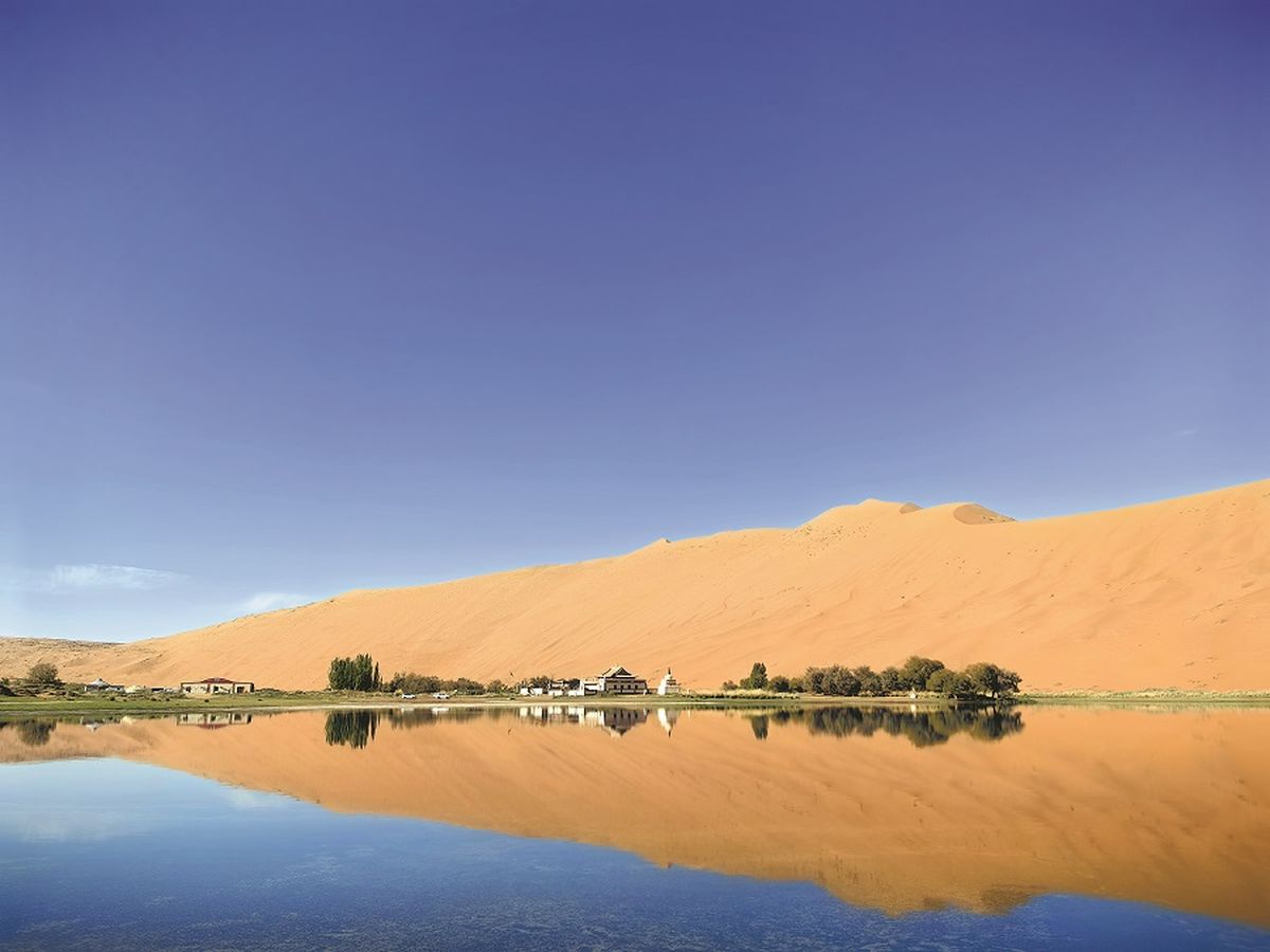 El lago Su Min Jaran en Badain Jaran. ZHANG WEI / CHINA DAILY. El lago Su Min Jaran en Badain Jaran. ZHANG WEI / CHINA DAILY.