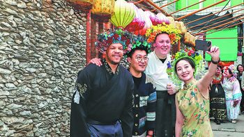 Una aldea de Fujian celebra su corona floral Una aldea de Fujian celebra su corona floral