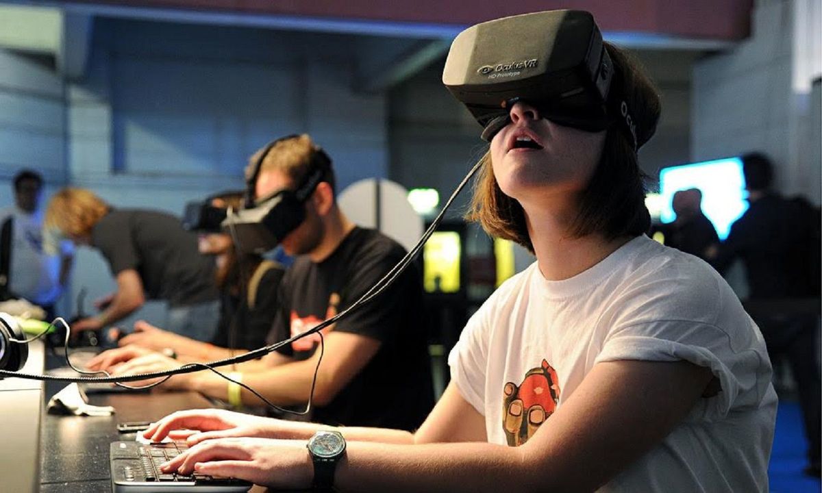Los lentes de realidad virtual son la herramienta tecnológica por excelencia que permite ingresar al metaverso. 