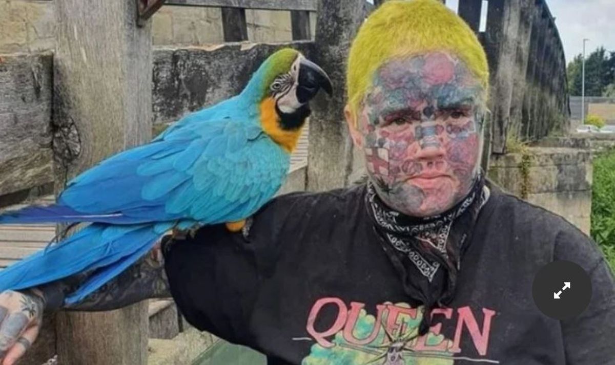 Adicta al tatoo. No la dejaron ir a la fiesta del colegio de su hijo por estar muy tatuada.