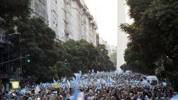 Masivo apoyo al Gobierno nacional con la Marcha por la Democracia