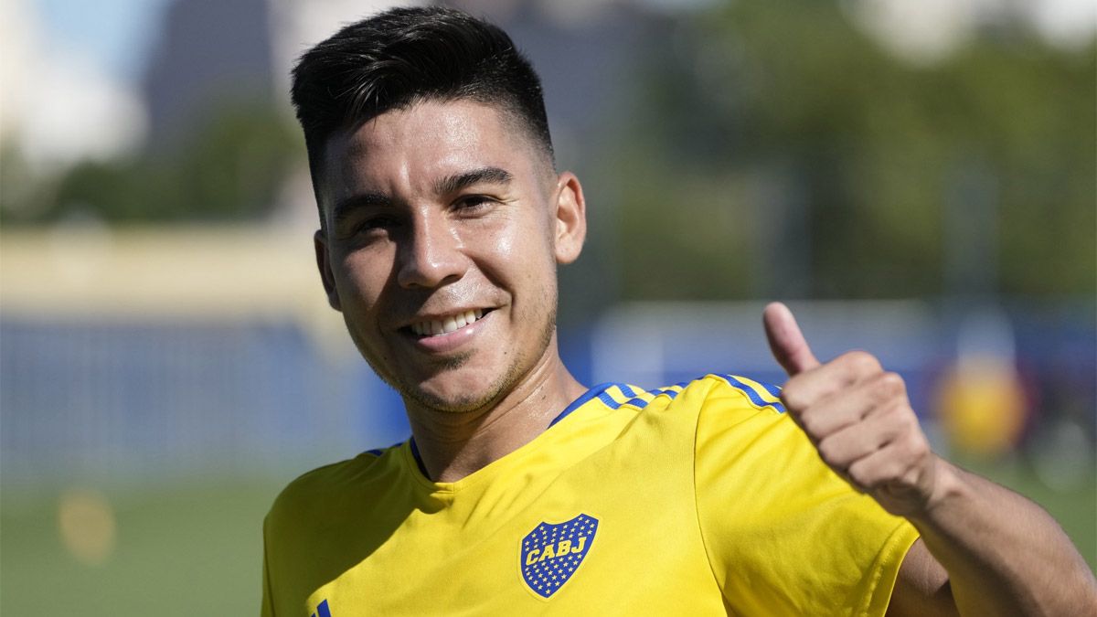 Pol Fernández se entrenó con la casaca de Boca.