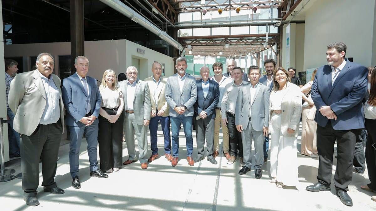 Empresarios, legisladores y funcionarios se sumaron al acto de la firma del convenio urbanístico del Distrito Sustentable Estación Mendoza. Empresarios, legisladores y funcionarios se sumaron al acto de la firma del convenio urbanístico del Distrito Sustentable Estación Mendoza.