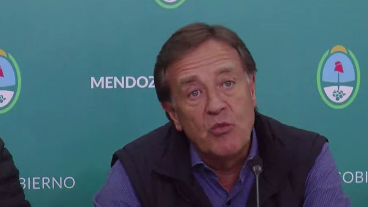 Rodolfo Suarez en la conferencia de prensa.