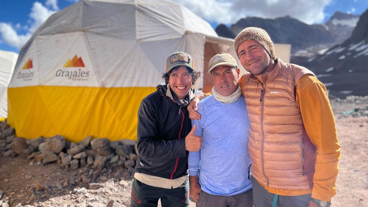 Adrián Miranda De María, Gerardo Tejeda y Nacho Rogé en Plaza de Mulas, campamento base del parque Aconcagua.