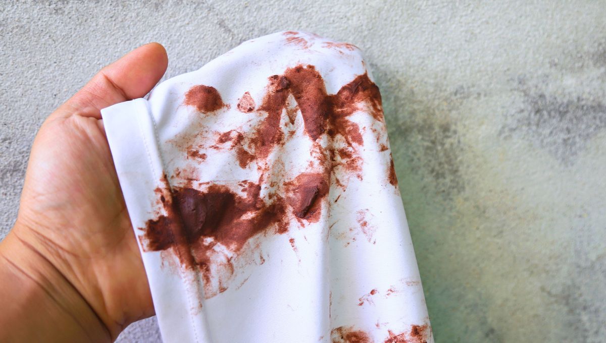 Paso a paso: cómo limpiar las manchas de sangre seca en la ropa