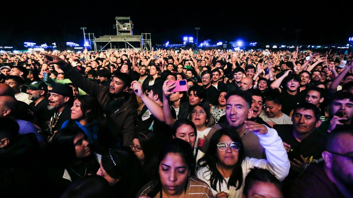 El público comenzó a ingresar al Hipódromo de Mendoza a partir de las 18 horas. El público comenzó a ingresar al Hipódromo de Mendoza a partir de las 18 horas.