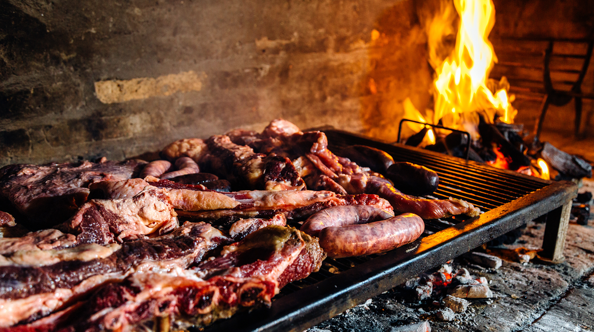 El asado puede hacerse con cortes de carne que son baratos y quedan riquísimos.