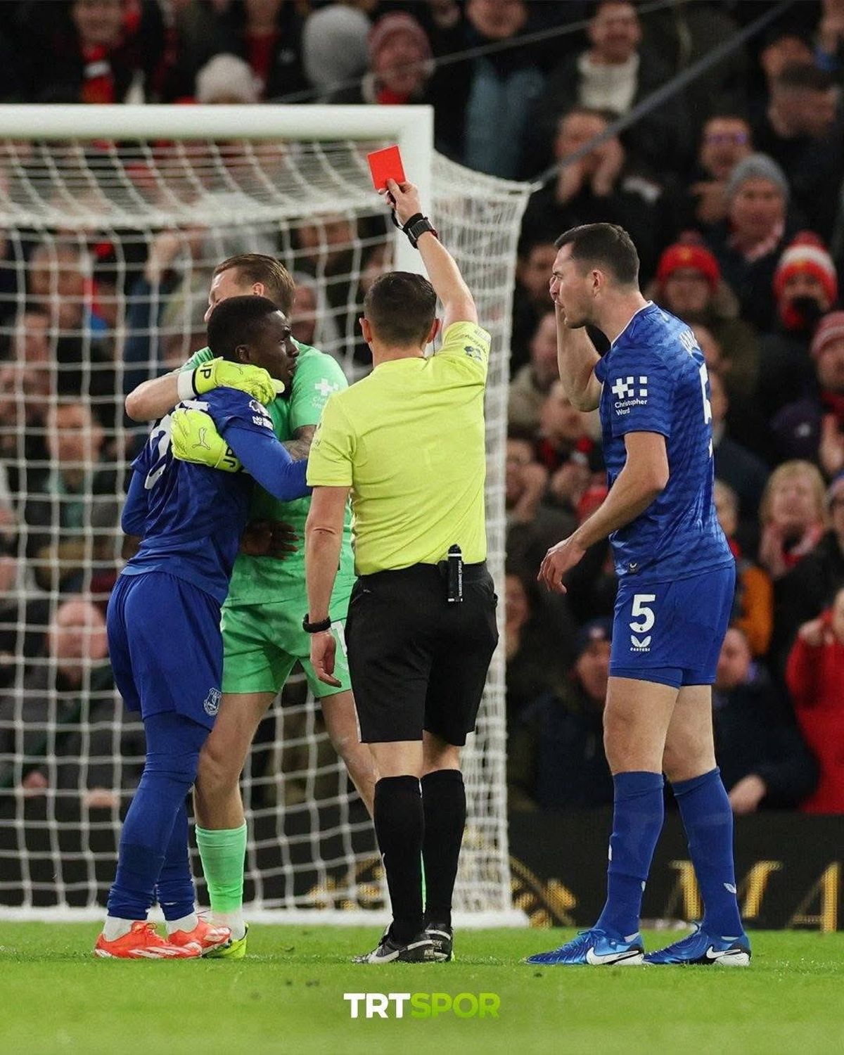 El colegiado de la Premier League no dud&oacute; y sac&oacute; la tarjeta roja.