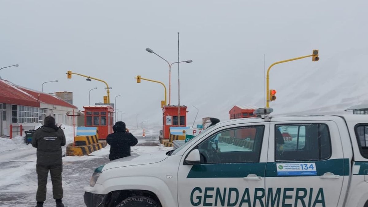 Seguirán las nevadas en la cordillera, por lo menos hasta el miércoles, mientras que en el llano baja la temperatura con la entrada de un frente fresco tras el paso del viento Zonda.