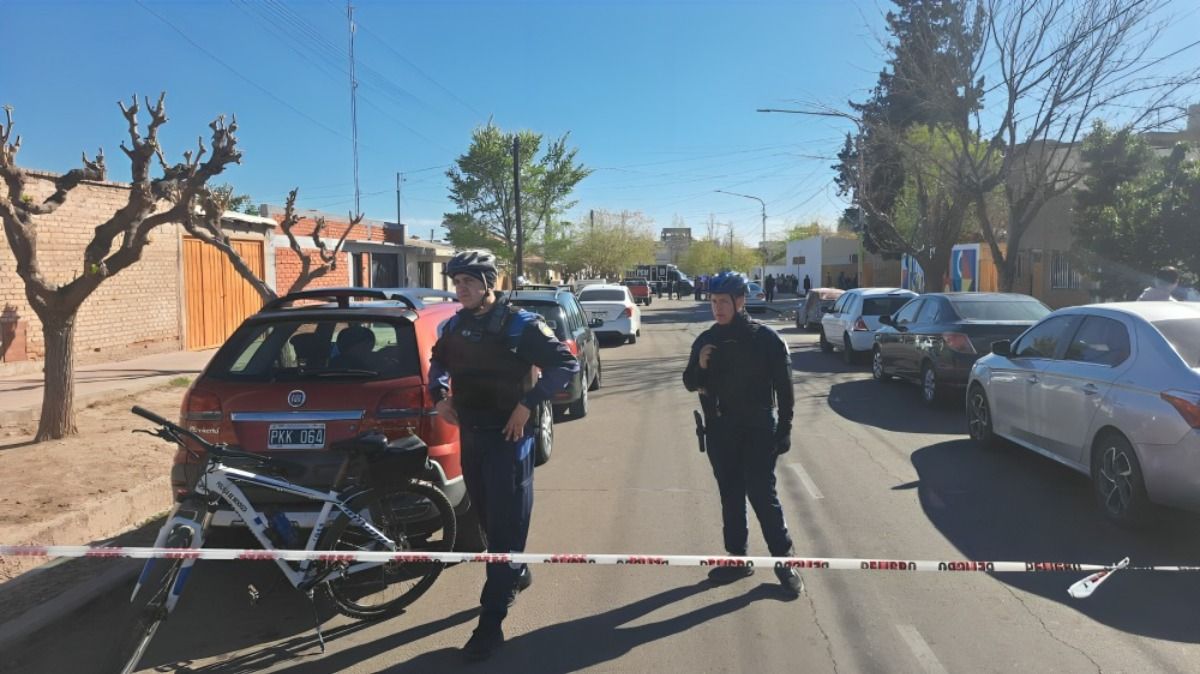 La Policía atrapó al presunto autor del femicidio a solo 5 cuadras de la casa donde ocurrió el crimen. La Policía atrapó al presunto autor del femicidio a solo 5 cuadras de la casa donde ocurrió el crimen.