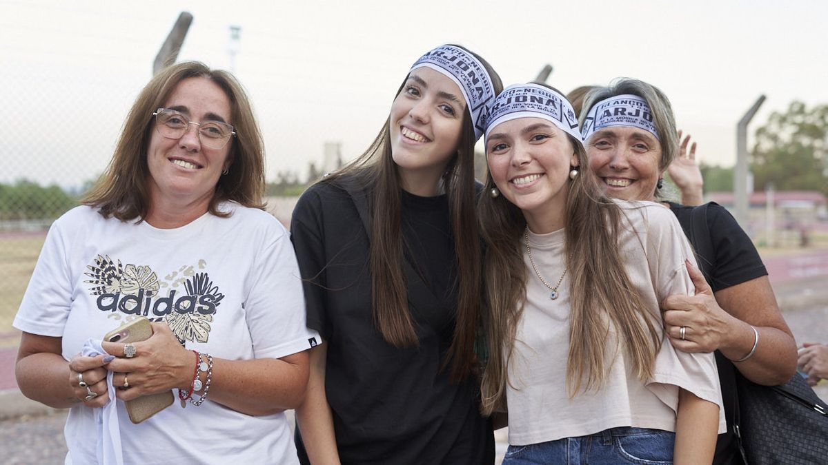Con vinchas, bandanas y sombreros, las fanáticas se lookearon para la ocasión.