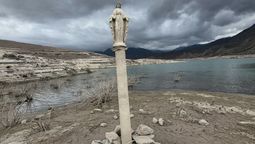 Así, a la intemperie, está hoy la Virgen del Agua por la caída del caudal del dique Potrerillos. Gentileza