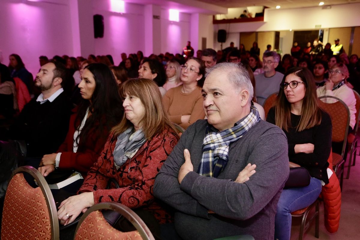 La Sala Cultural Cultural Malvinas Argentinas estuvo colmada con el inicio de Invierno Planeta.