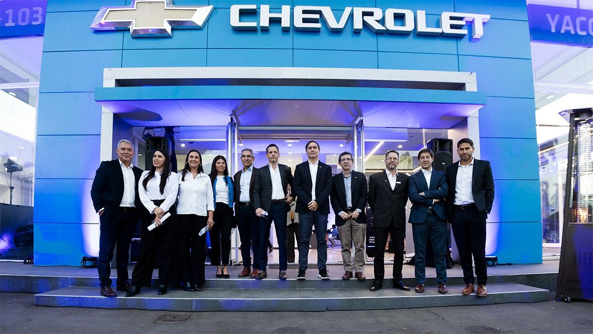 Las autoridades de Chevrolet Mendoza y a nivel nacional acompañados por el equipo de Yacopini Motors.