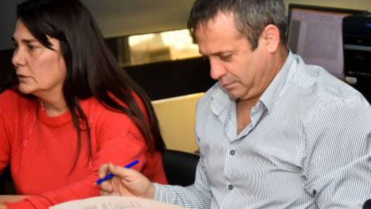 Carina Sedano y Gustavo Correas del SUTE firmaron el acuerdo salarial con el gobierno de Mendoza.