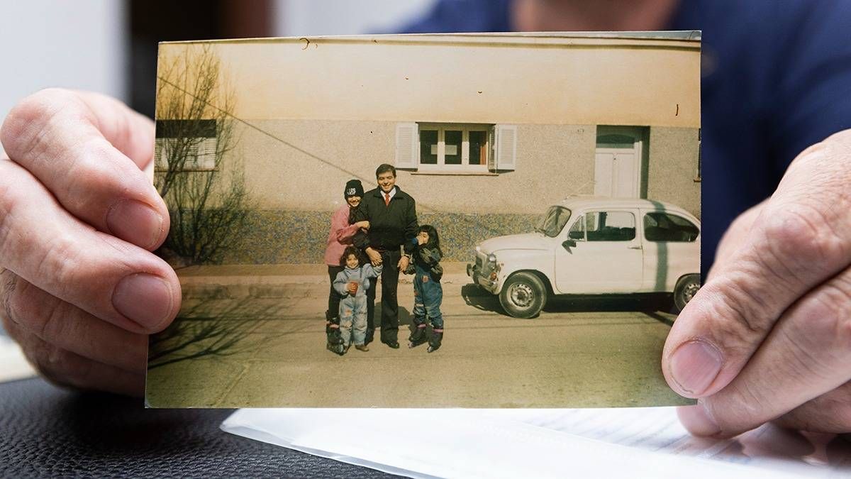 Una vieja imagen familiar, cuando era chofer de micros, antes del accidente. Una vieja imagen familiar, cuando era chofer de micros, antes del accidente.