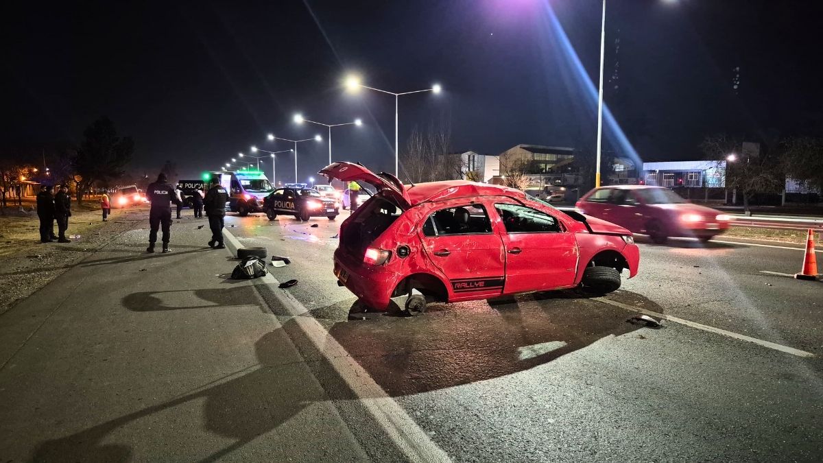 El auto que protagonizó el accidente en el Acceso Sur. Foto: Pablo Gamba.