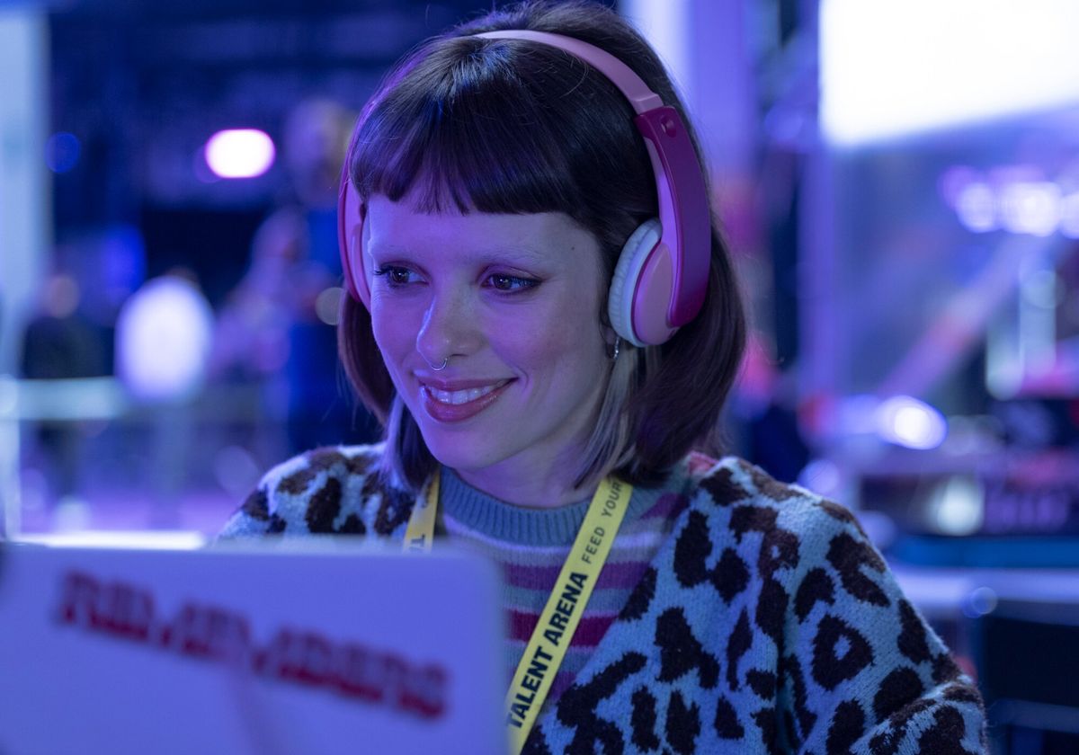 Alba Planas interpreta a Rebeca, una experta en tecnología que se convierte en el gran apoyo de Ulises. Alba Planas interpreta a Rebeca, una experta en tecnología que se convierte en el gran apoyo de Ulises.