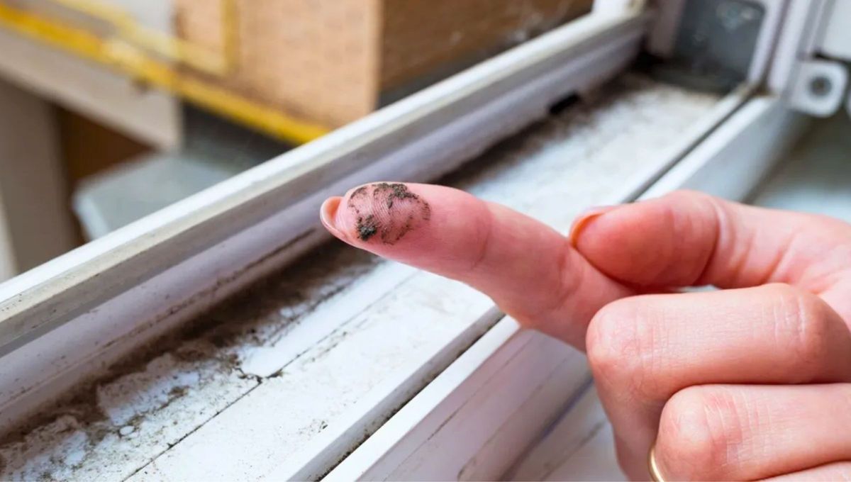 Con el tiempo es normal que se junte suciedad en los rieles de las ventanas.