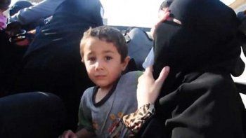 Mirá la emoción de una mujer siria que se quita el velo tras ser rescatada del Estado Islámico