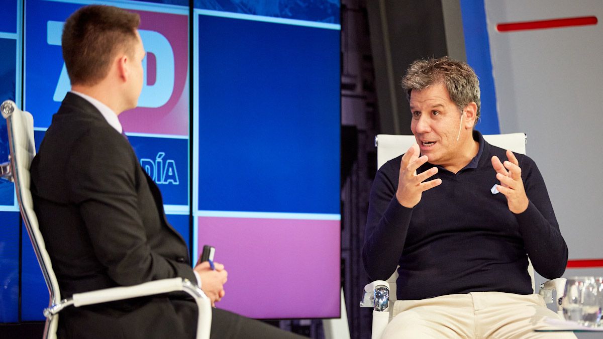 Manes frente al periodista Julián Imazio.