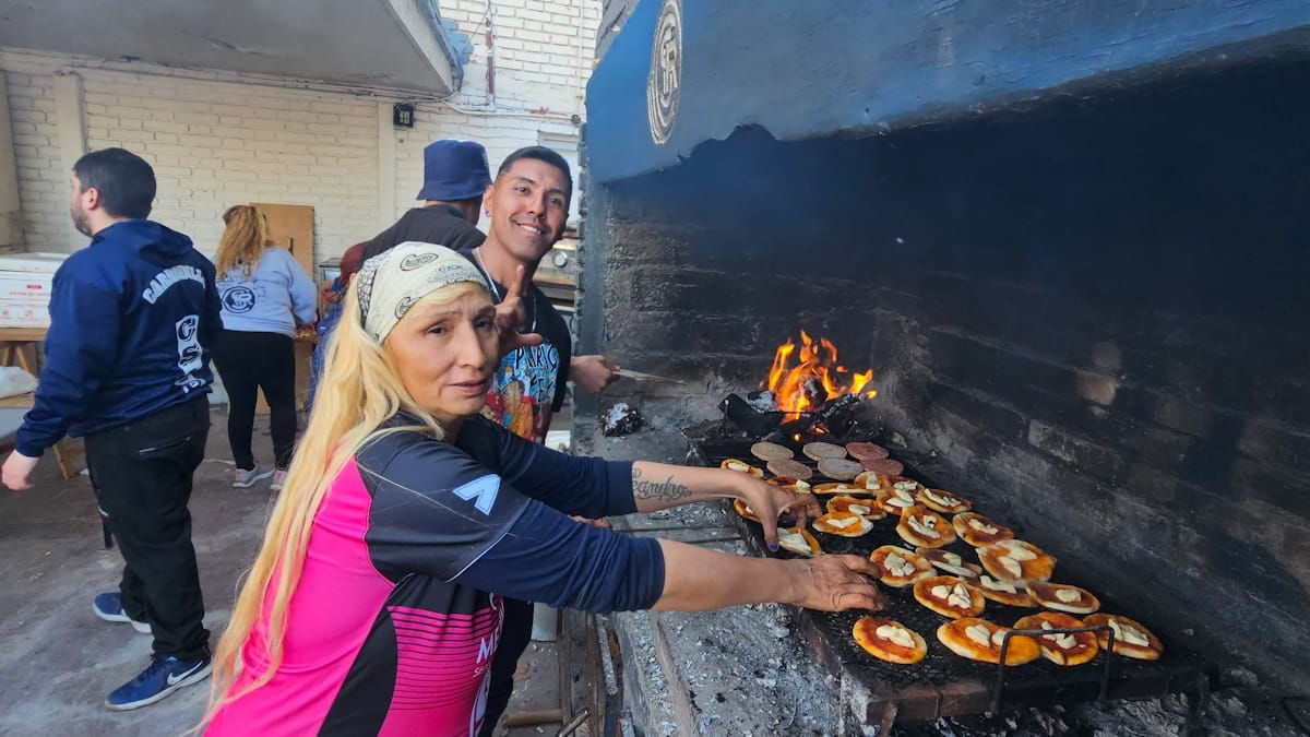 El público pudo disfrutar de pizzas, panchos, chocolate caliente, entre otras delicias. El público pudo disfrutar de pizzas, panchos, chocolate caliente, entre otras delicias.
