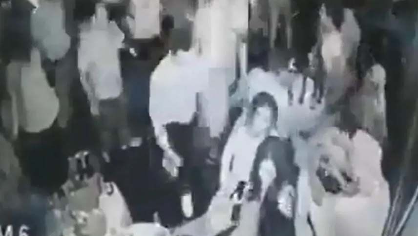 Video: entró a un bar y asesinó a tiros a cinco personas