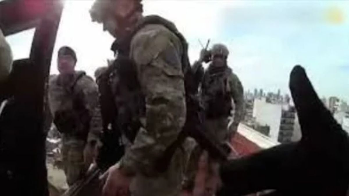 Los efectivos de un grupo especial ingresaron al departamento bajando desde la terraza al balcón y lograron reducir al hombre Los efectivos de un grupo especial ingresaron al departamento bajando desde la terraza al balcón y lograron reducir al hombre