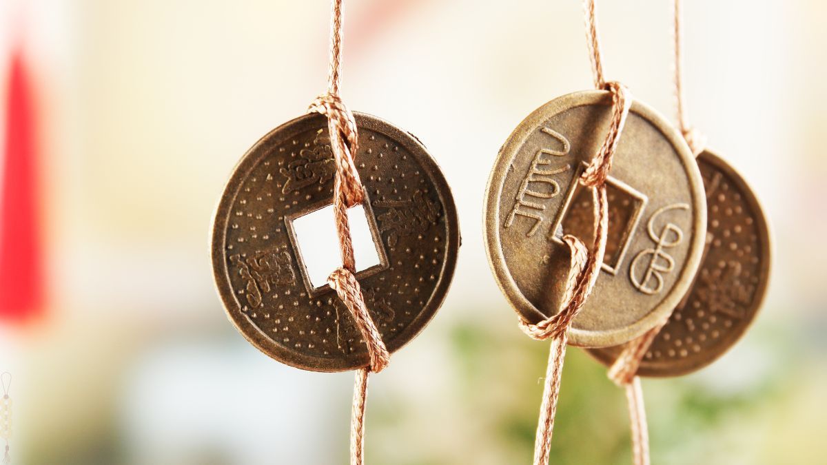 ¿Qué significa colocar monedas en la puerta de tu casa?