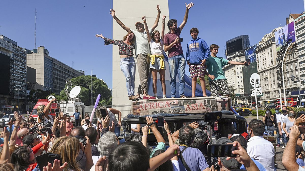 La familia Zapp fue recibida en pleno Obelisco por cientos de personas, entre familiares y amigos, luego de recorrer más de 100 países durante 22 años