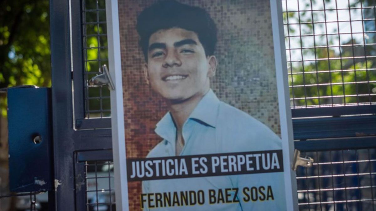 Una cartel que pide justicia por el crimen de Fernando Báez Sosa se encuentra frente a los Tribunales de Dolares