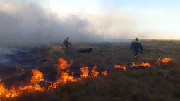 Bomberos de San Rafael y Malargüe trabajan en un incendio en la zona de Los Parlamentos de San Rafael.