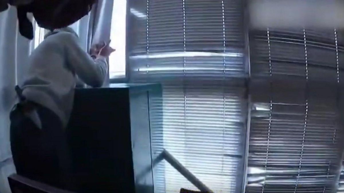 Un hombre con un brote psicótico se atrincheró con un cuchillo y tomó de rehén a su mamá, fue reducido con una pistola Taser Un hombre con un brote psicótico se atrincheró con un cuchillo y tomó de rehén a su mamá, fue reducido con una pistola Taser