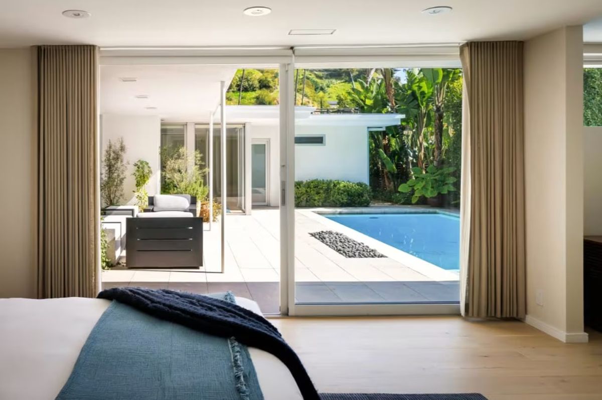 La suite principal tiene vista a la piscina. La suite principal tiene vista a la piscina.