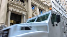 El Banco Central tomó la última medida en la gestión de Alberto Fernández y subió el dólar oficial.