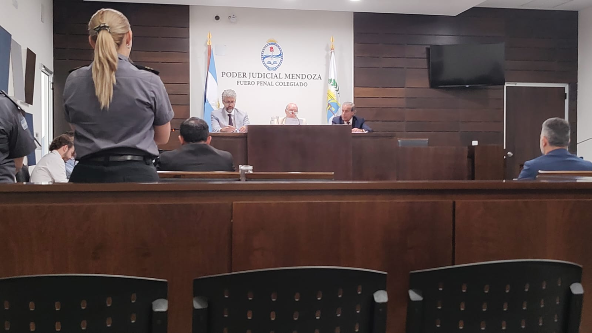 El Tribunal Penal Colegiado que condenó a José Caccia estuvo integrado por los jueces Rafael Escot (al centro), Mauro Perassi (izquierda) y Eduardo Brandi.