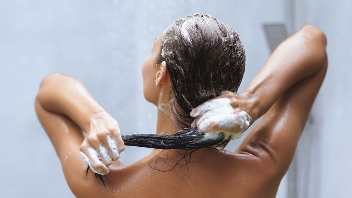 Vinagre blanco para el pelo: los beneficios de este truco casero y por qué los expertos lo recomiendan