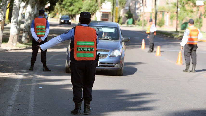 Los controles viales -más aún, los de alcoholemia- se vienen incrementando en este último tiempo. Expertos apuntan también a la prevención controlando el estado psicológico de quienes acceden a conducir un vehículo. Los controles viales -más aún, los de alcoholemia- se vienen incrementando en este último tiempo. Expertos apuntan también a la prevención controlando el estado psicológico de quienes acceden a conducir un vehículo.